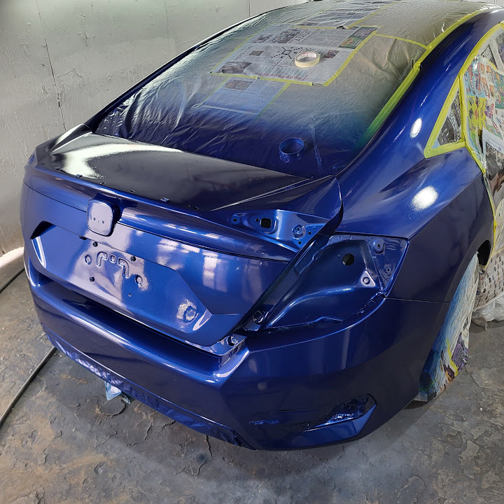Civic azul en proceso de pintura, enmascarado y antes del montaje final