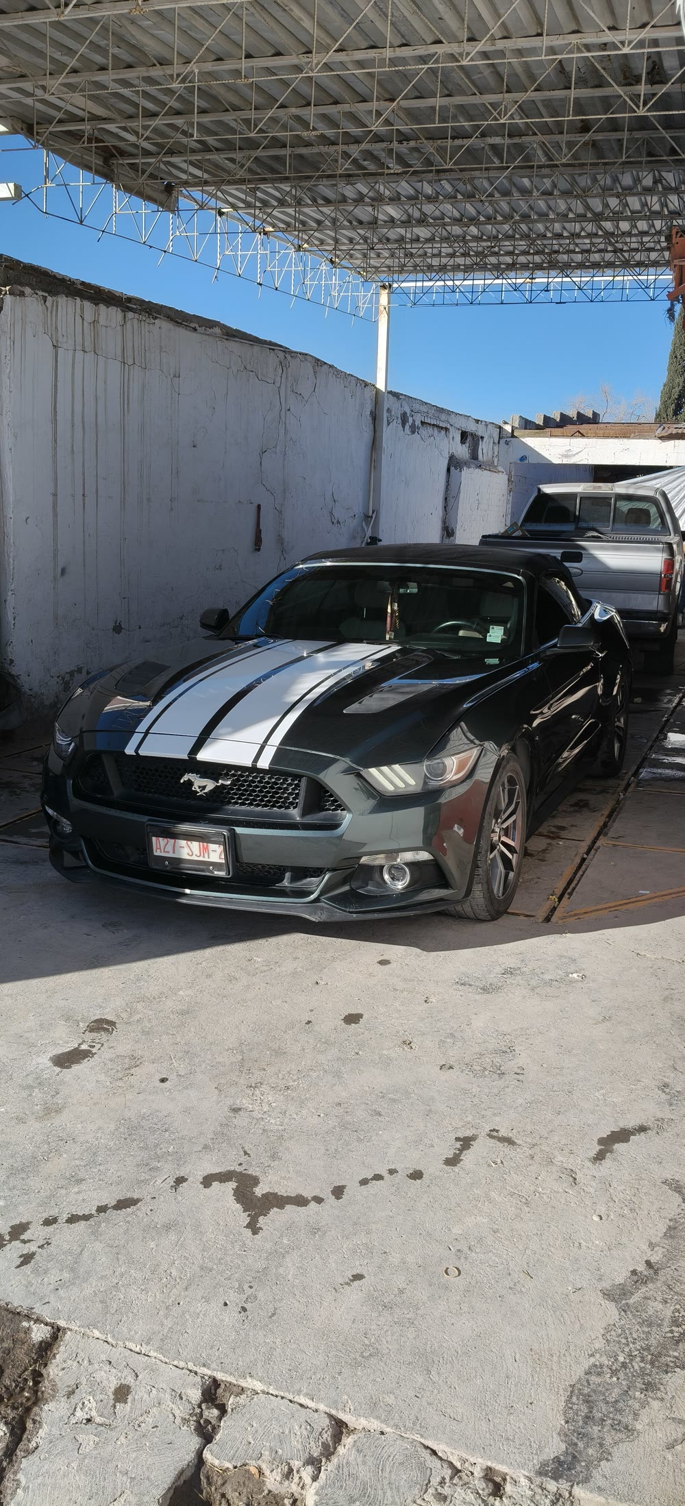 Mustang completo con detallado, pulido y franjas deportivas realizados en Hawley